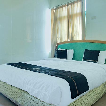 Townhouse Oak Palembang Near Jembatan Ampera Formerly Azzura Hotel Εξωτερικό φωτογραφία