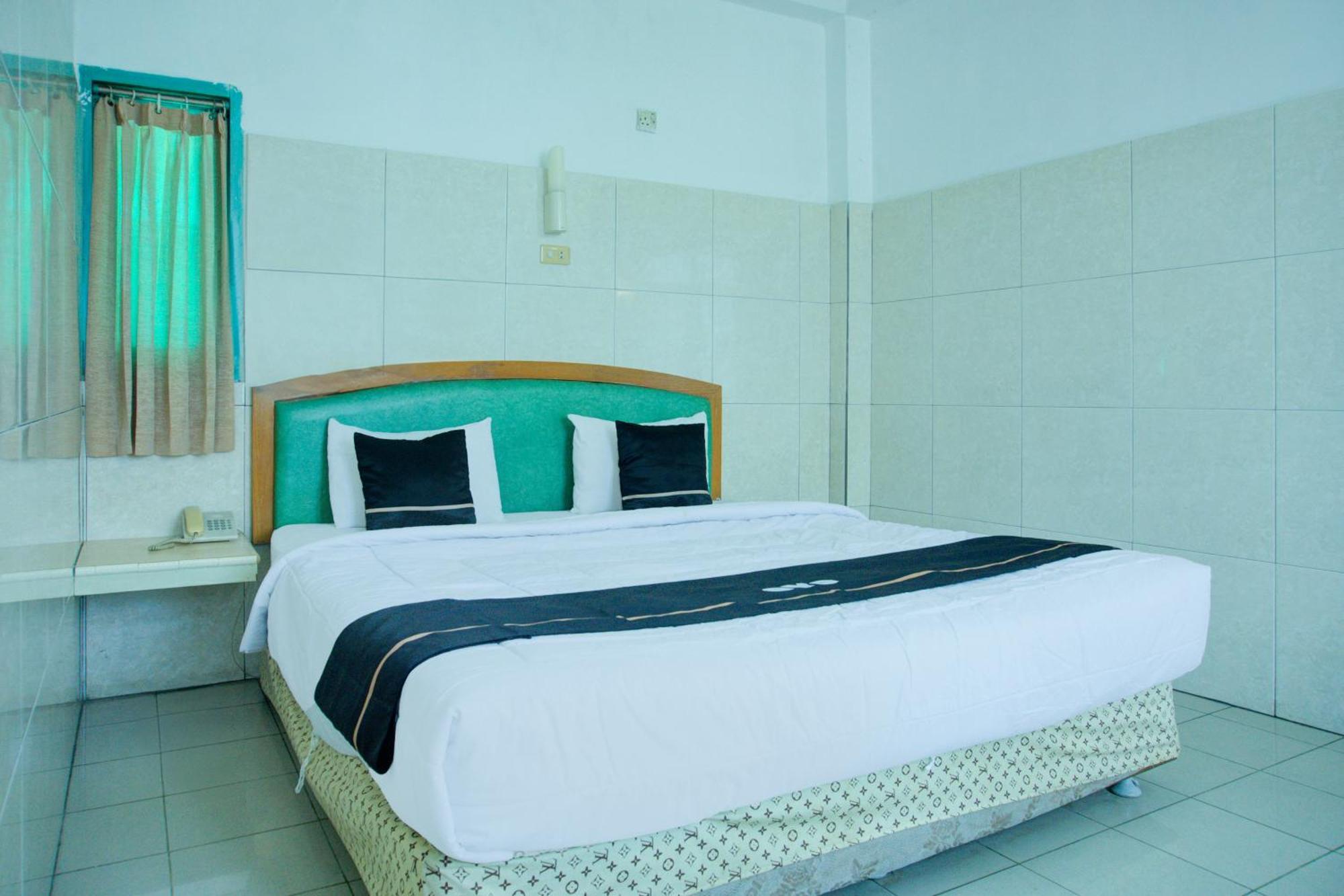 Townhouse Oak Palembang Near Jembatan Ampera Formerly Azzura Hotel Εξωτερικό φωτογραφία