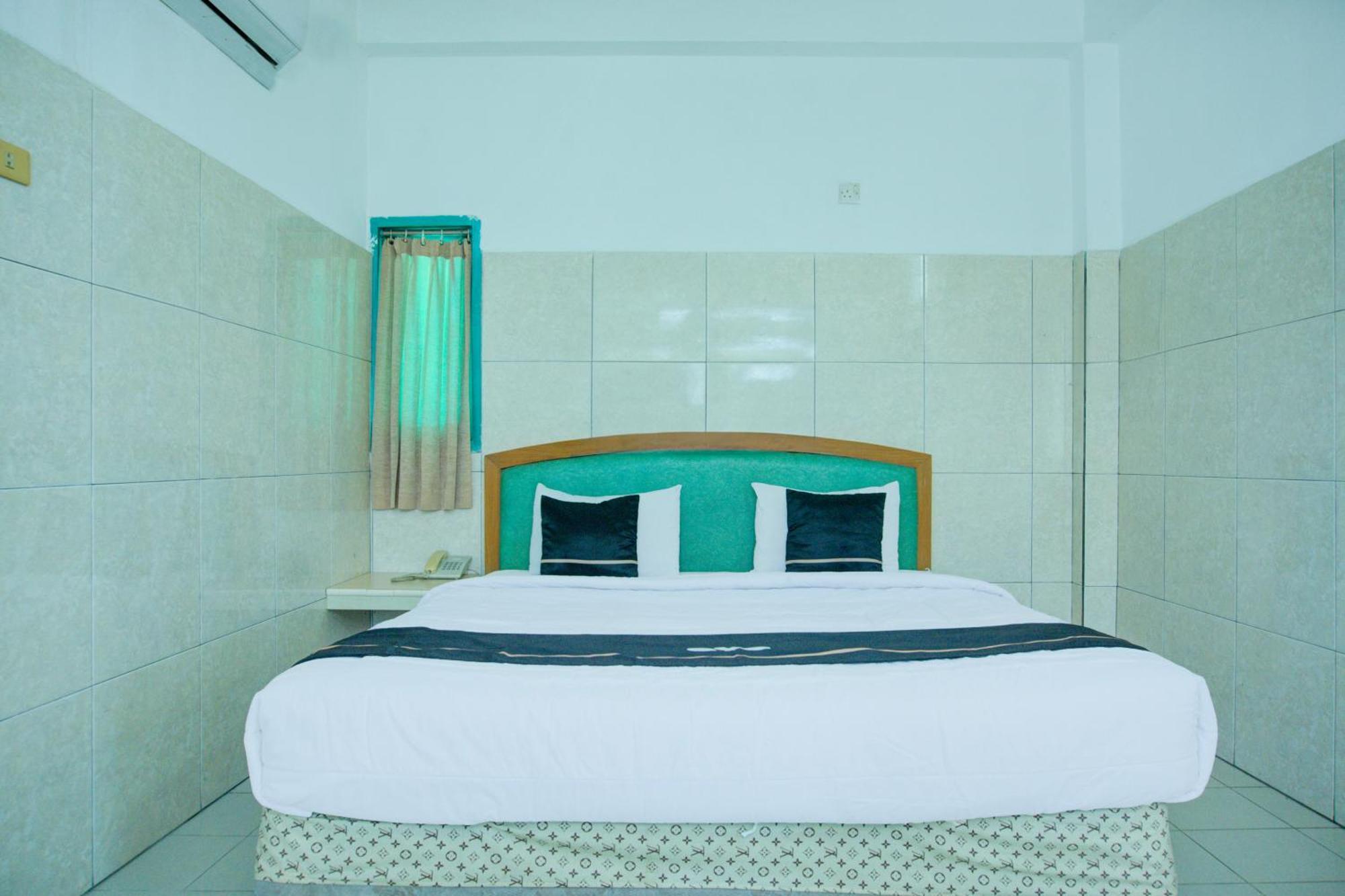 Townhouse Oak Palembang Near Jembatan Ampera Formerly Azzura Hotel Εξωτερικό φωτογραφία
