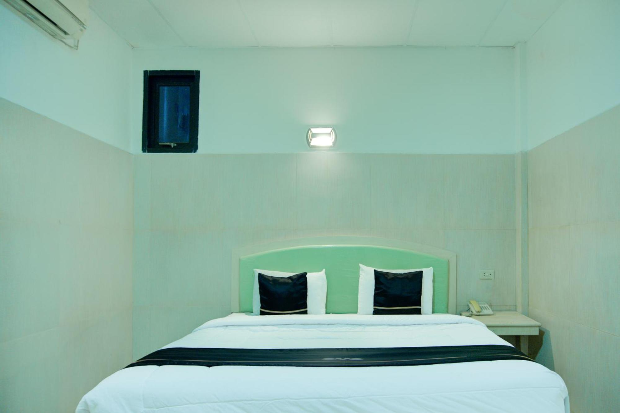 Townhouse Oak Palembang Near Jembatan Ampera Formerly Azzura Hotel Εξωτερικό φωτογραφία